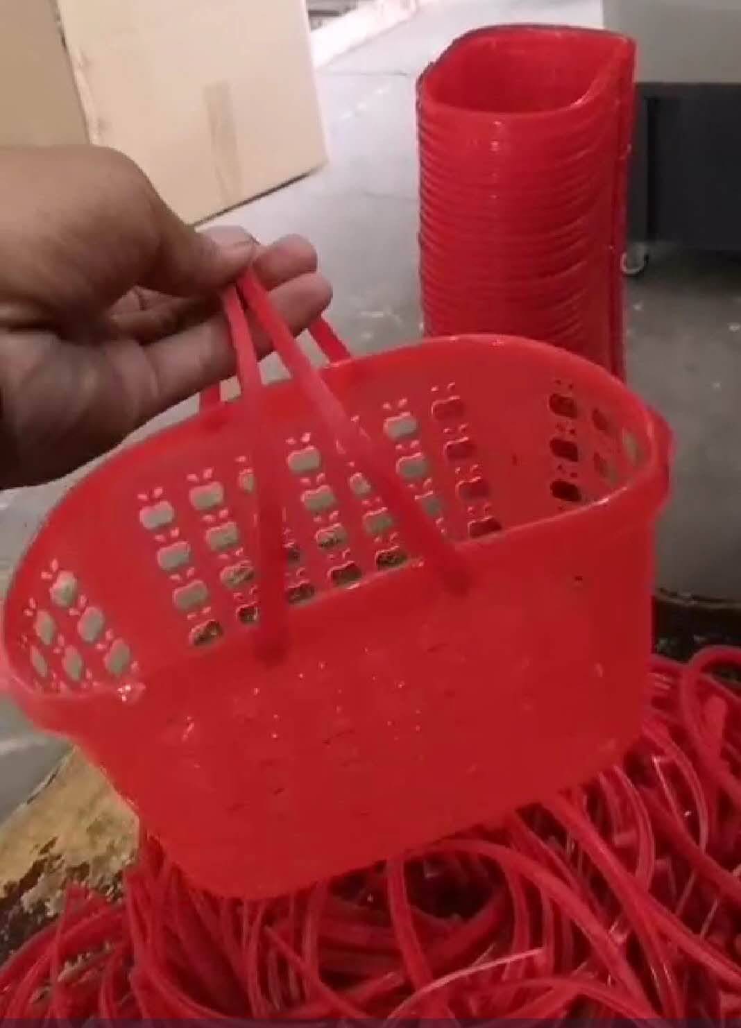 紅色(se)水果筐(kuang)